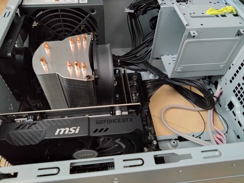 デスクトップパソコンの掃除　埃取り　ホコリ取り