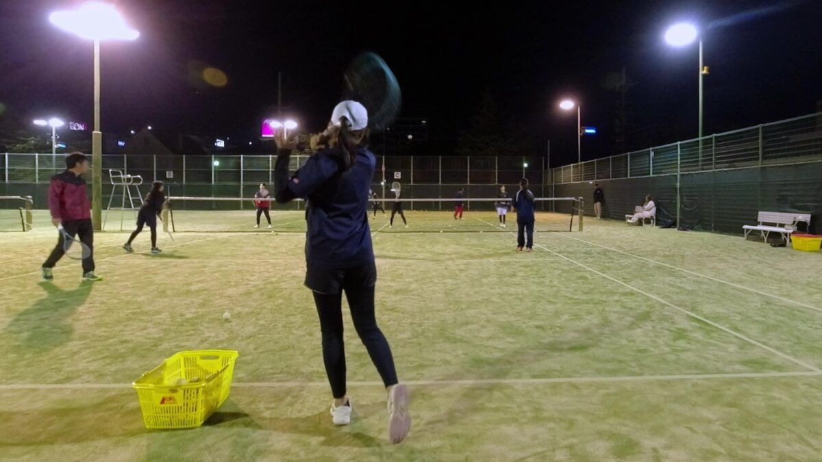 中学生を中心にしたソフトテニス練習会。