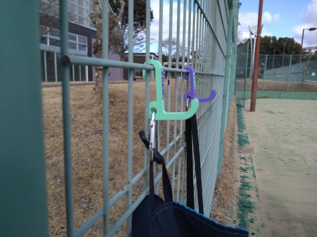 フェンスに掛けて使用するバッグハンガーを作りました。ソフトテニス テニス ワンズラボ