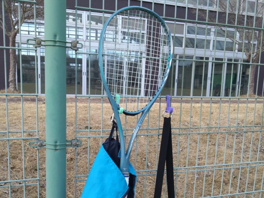 フェンスに掛けて使用するバッグハンガーを作りました。ソフトテニス テニス ワンズラボ