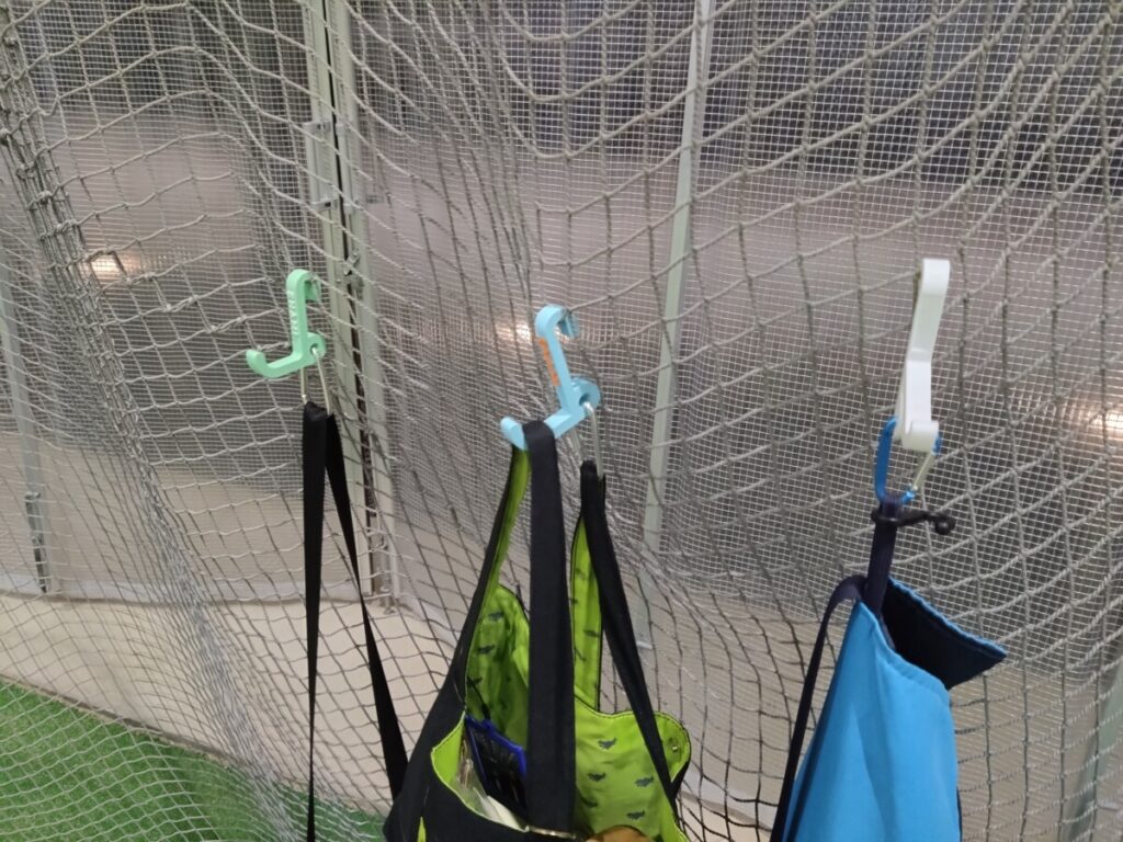 フェンスに掛けて使用するバッグハンガーを作りました。ソフトテニス テニス ワンズラボ